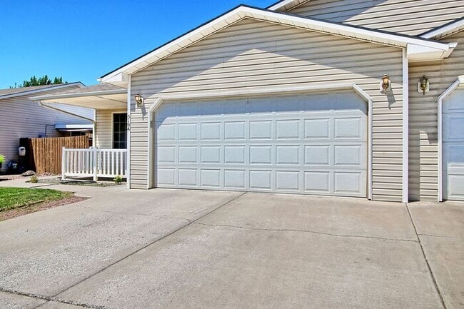 Building Photo - 3 bedroom 2 bath Duplex