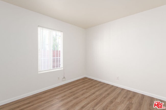 Building Photo - 2132 Cloverdale Ave