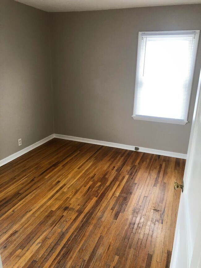 Building Photo - 2 Bed/1 Bath House for rent! SHOWINGS STARTING 7/27/26!