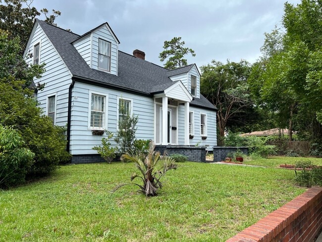 Building Photo - Charming bungalow downtown