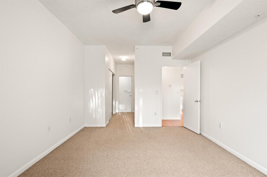 Building Photo - 6960 SW 39th St