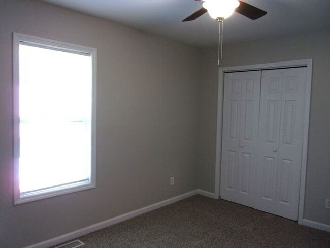 Building Photo - Recently Renovated 2 Bedroom 1 1/2 Bath To...