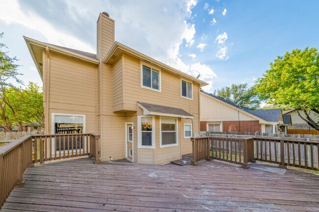 Building Photo - 17201 Village Glen Cove