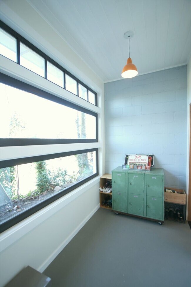 Building Photo - 3Bd/2Ba Montlake Home