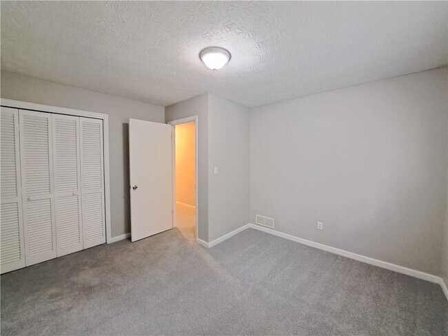 Building Photo - 844 Chandler Dr SW
