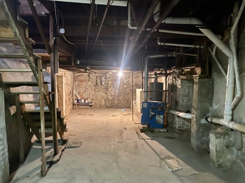 Building Photo - 915 N 66th St
