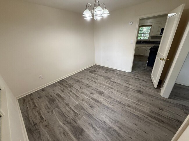 Building Photo - Spacious 3 Bedroom House