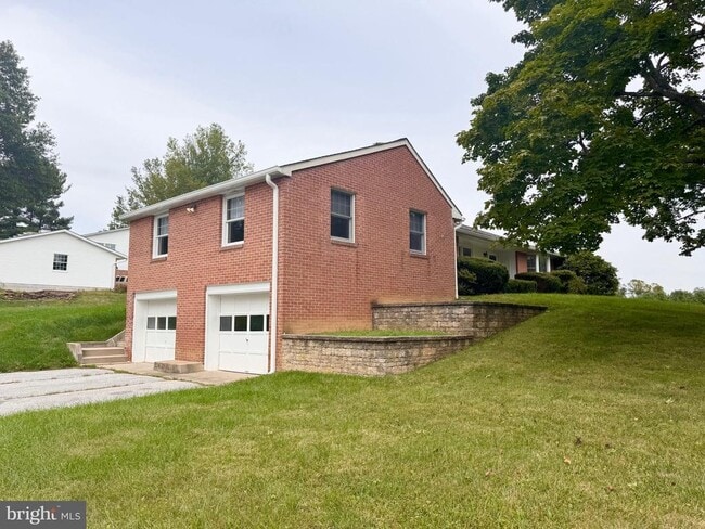 Building Photo - 2710 Academy Dr