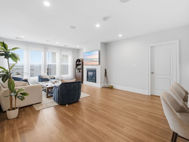 Building Photo - 45 L St