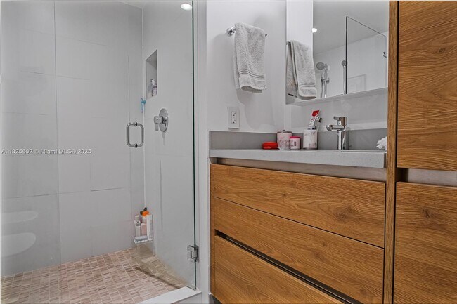 Building Photo - 520 Brickell Key Dr