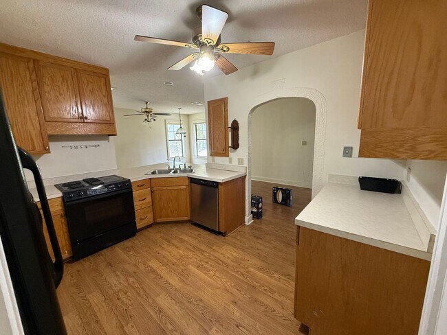 Building Photo - Pensacola - East Hill - 4 bedrooms, 3 bathroom - Mother in Law suite