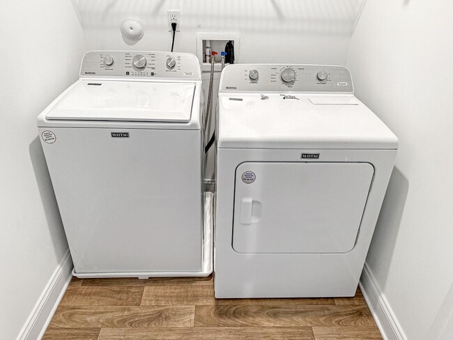 Building Photo - Breathtaking Townhome in Cosby Village!