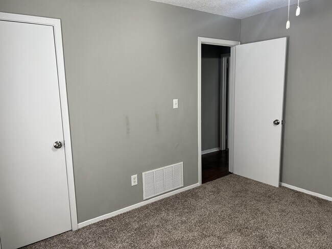 Building Photo - 1705 Deatsville Hwy