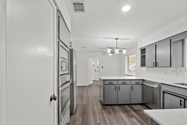 Building Photo - 8307 Braesview Ln