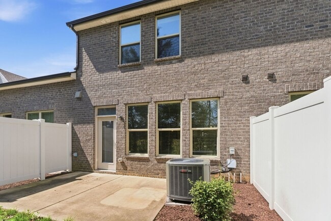 Building Photo - Murfreesboro Townhome