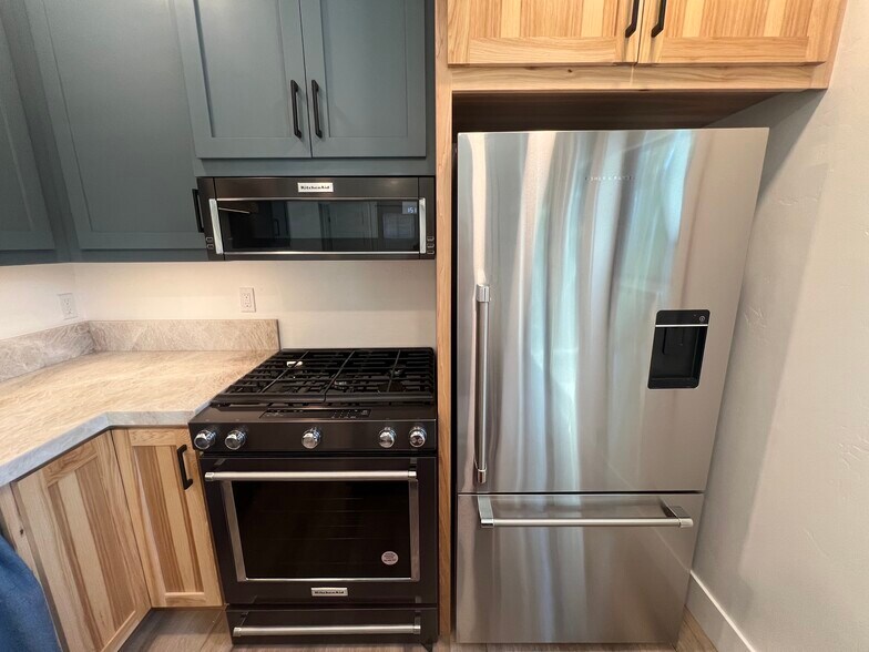Fridge, stove, microwave - 416 Crow Canyon Dr