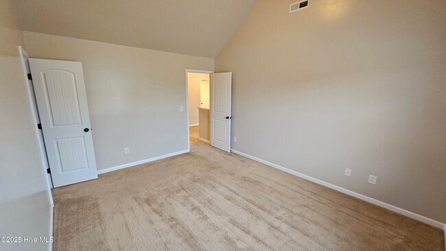 Building Photo - 302 SW Plantation Dr