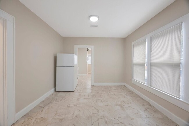 Building Photo - Large 3bdrm/1bath/+ bonus room ***Section ...
