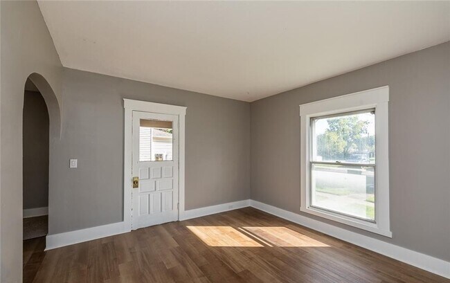 Building Photo - 353 S Maple St