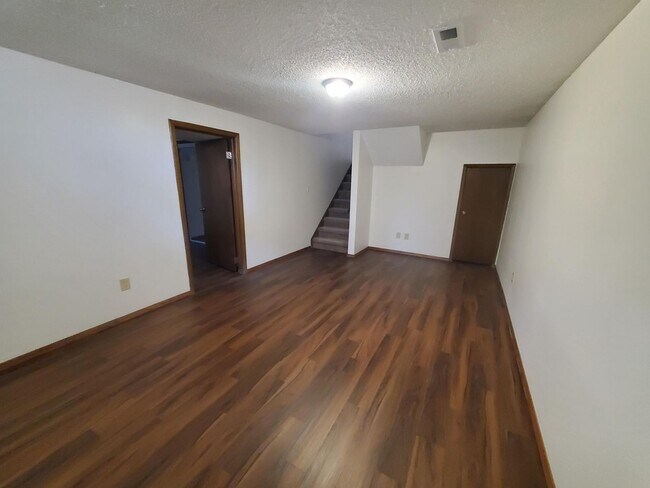 Building Photo - Spacious Derby home in Beautiful Mature Tr...