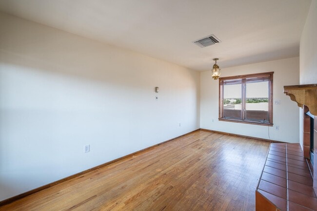 Building Photo - Classic Charm in the Heart of Downtown San...