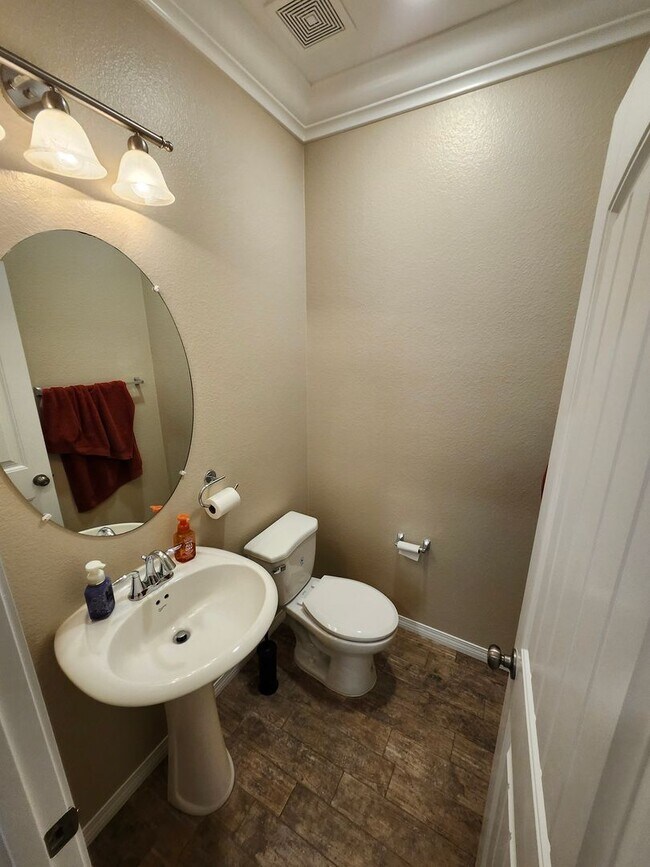 Building Photo - Luxurious 4-Bedroom View Home in Desirable...