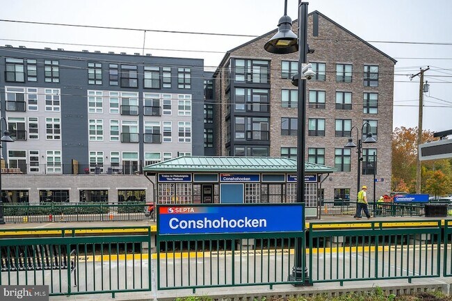 Building Photo - 300 W Elm St