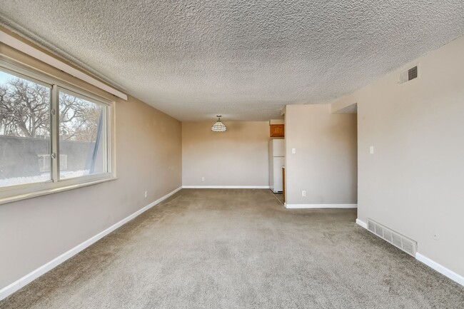 Building Photo - 130 E Highline Cir