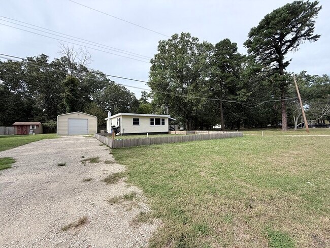 Building Photo - 2502 Range Rd