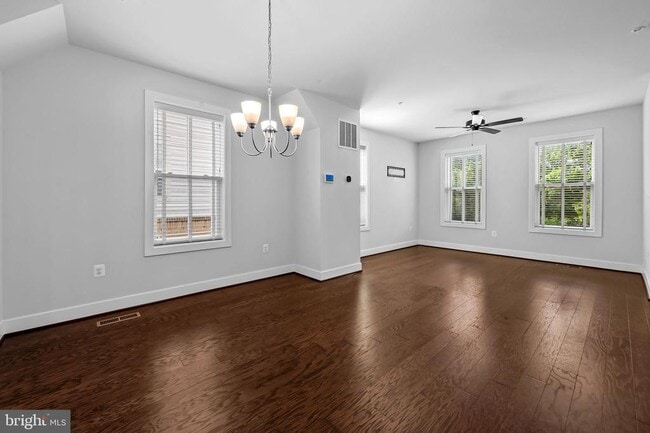 Building Photo - 2431 Glenallan Ave
