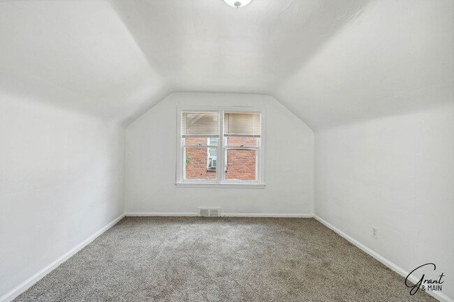 Building Photo - $1,300/month - 3 Bed 1 Bath