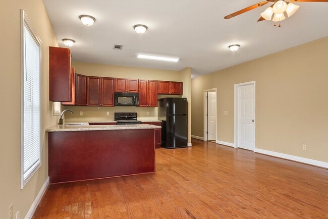 Building Photo - Charming 3 Bedroom 3 Bath Home Available i...