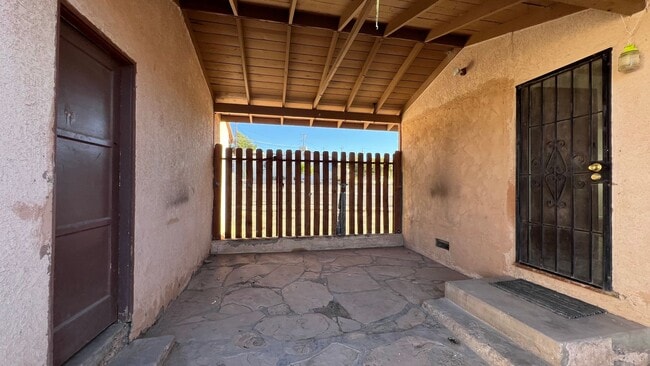 Building Photo - P008