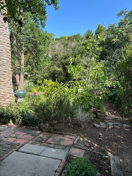 Building Photo - 4933 Aldama St
