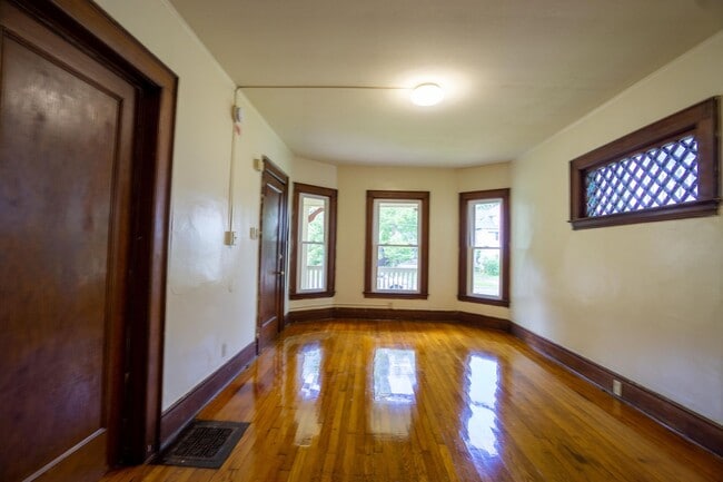 Building Photo - 3 Bed|1 Bath Apartment - 8/1/2026