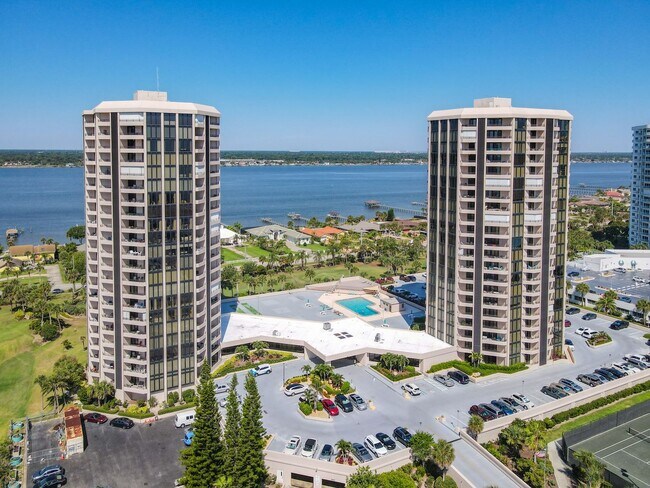Building Photo - Stunning Penthouse Rental with Intracoasta...