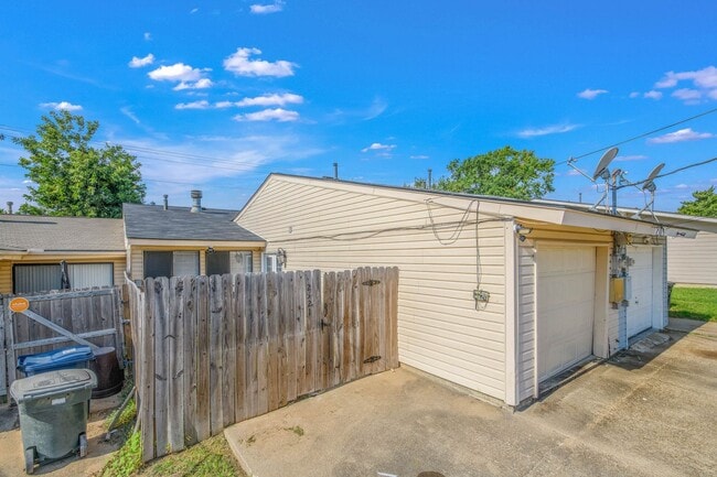 Building Photo - Precious 2/1 Townhome w/ Yard & Garage Available Now!