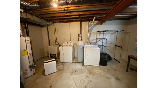 Building Photo - Spacious 3 - Bedroom Townhome with Modern ...