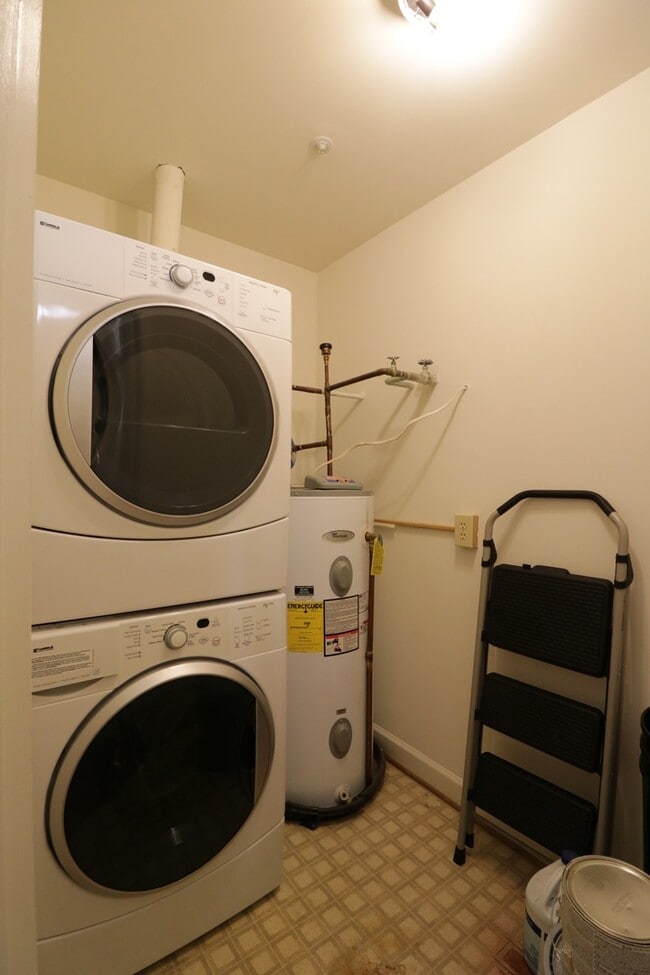 Building Photo - Sunny & Private 2bd/2ba w/Balcony, w/d in-...