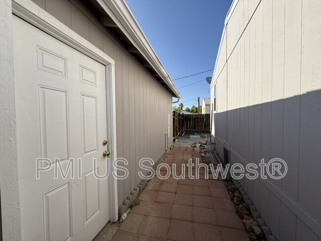 Building Photo - 4453 Calle del Media