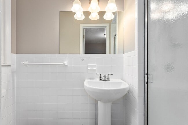 Building Photo - 1219 W 35th St