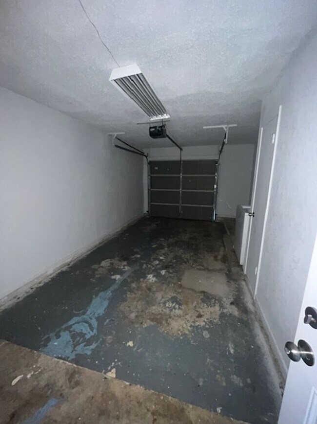 Building Photo - 2506 Hidden Valley Dr
