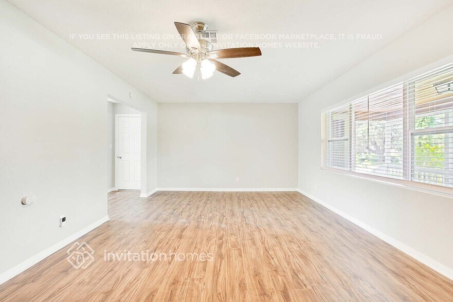 Building Photo - 1115 N Powers Dr