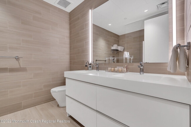 Building Photo - 601 Heck St