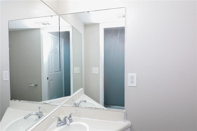 Building Photo - 7000 Oakhill Cir