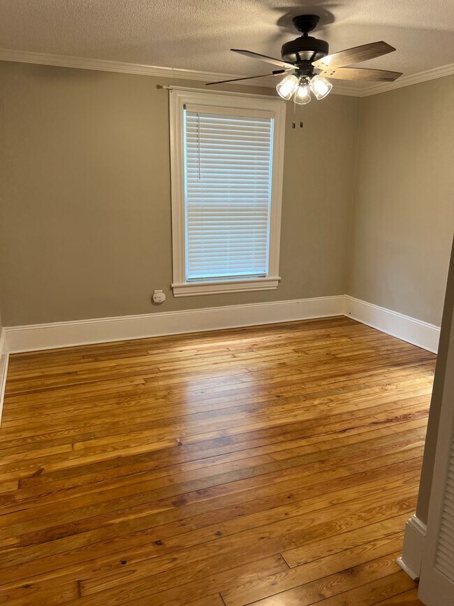 Building Photo - Historic Neighborhood - 3 BR / 1.5 BA