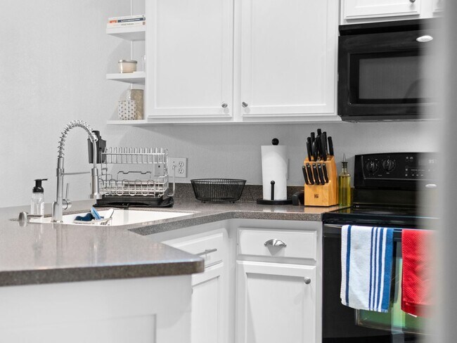 Building Photo - Bright & Comfortable 3 Bedroom Home (Furnished)