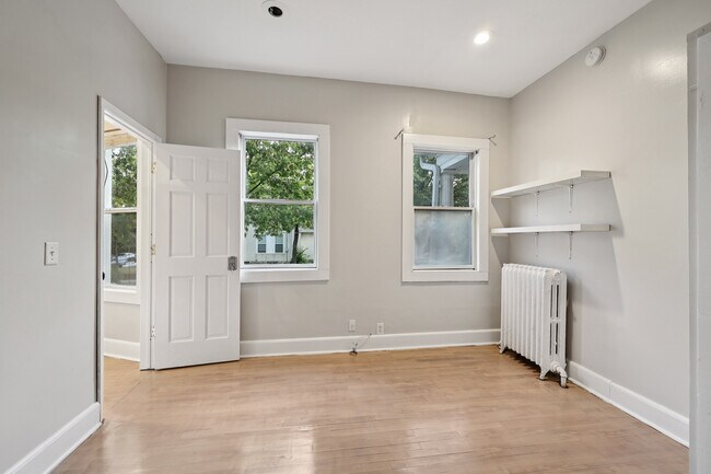 Building Photo - 515 W 25th St