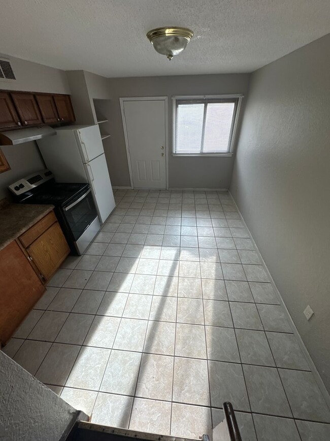Building Photo - Available January 1st! Spacious 3 Bedroom 2 Bathroom in Saint Paul!