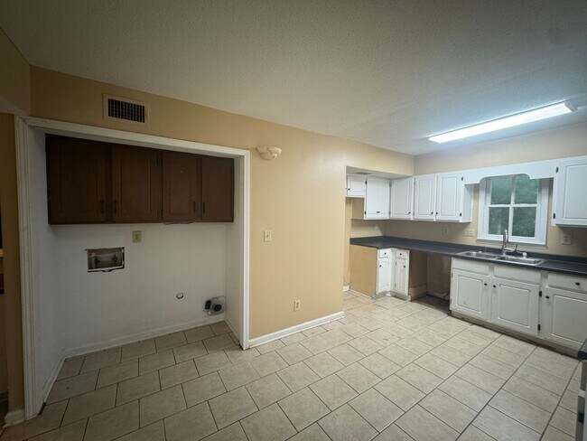 Building Photo - Large Townhome